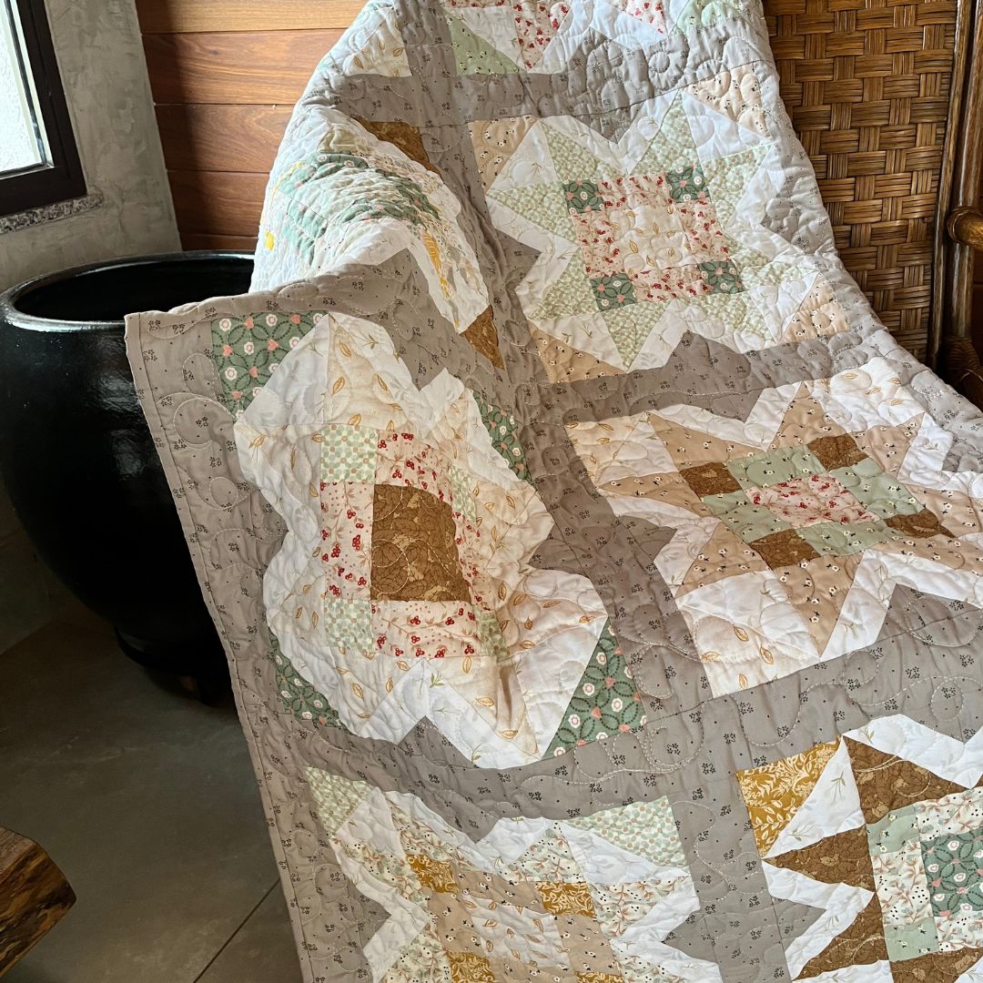 Estrelas do Lago Throw Quilt Pattern - English PDF
